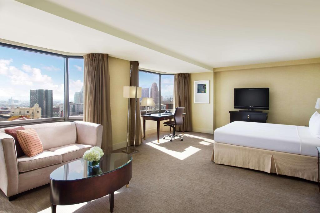 TV a/nebo společenská místnost v ubytování Hilton Parc 55 San Francisco Union Square