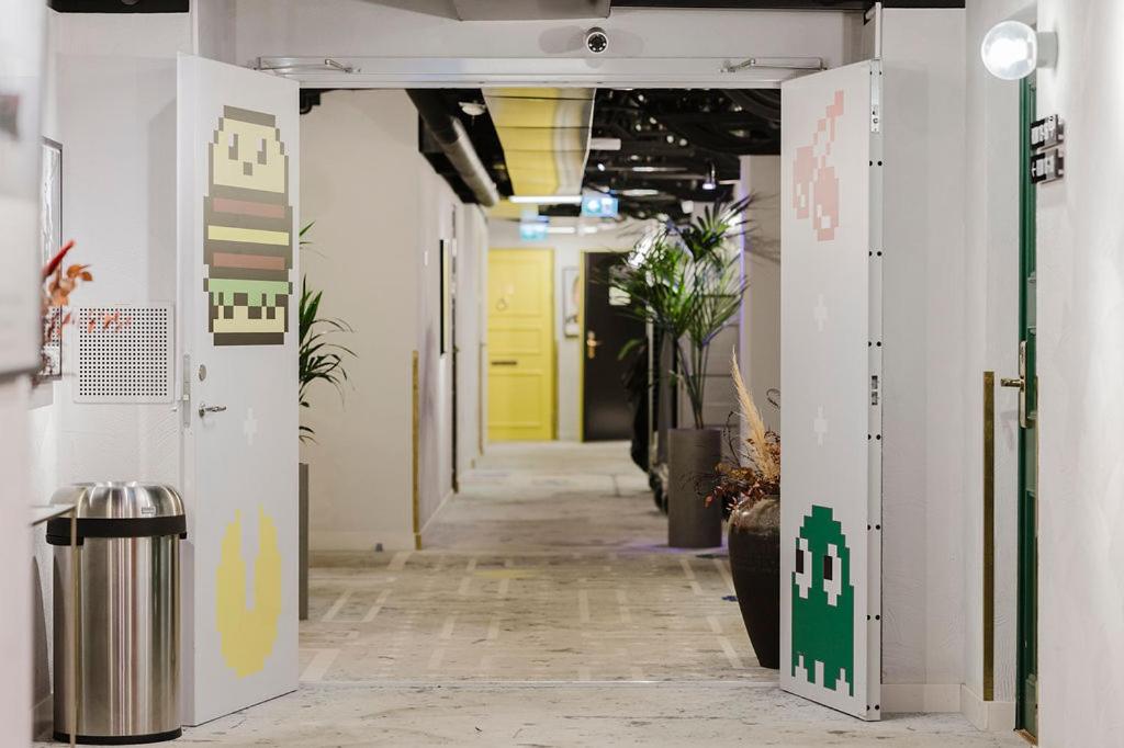 Hotel With Urban Deli - Resim 12