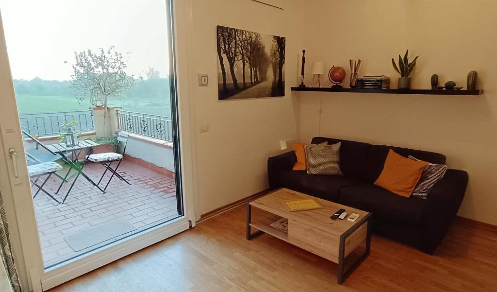 A seating area at Bilocale tra città e colline.