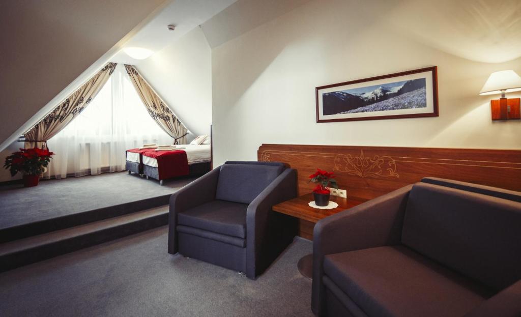 Hotel Logos - Deluxe Twin Room