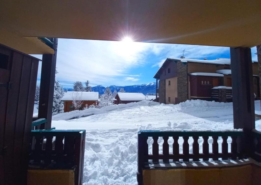 - une vue sur la neige depuis le balcon d'une maison dans l'établissement Apartamento en Bolquère II, à Font-Romeu-Odeillo-Via
