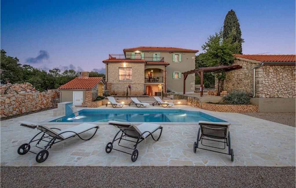 eine Villa mit einem Swimmingpool vor einem Haus in der Unterkunft Villa Mirys Hideaway in Dobrinj