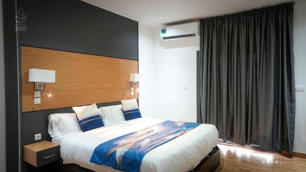 a bedroom with a large bed in a hotel room at Sabah Hôtel & Resort in Nouakchott