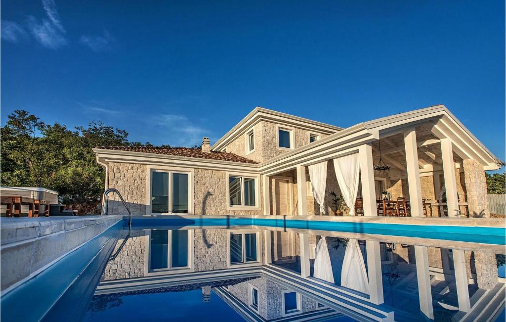 ein Haus mit einem Pool davor in der Unterkunft Villa Belvedere in Jadranovo