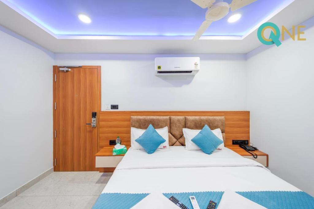 Postel nebo postele na pokoji v ubytování Glitz Hotels Q One - Nr Ernakulam Junction