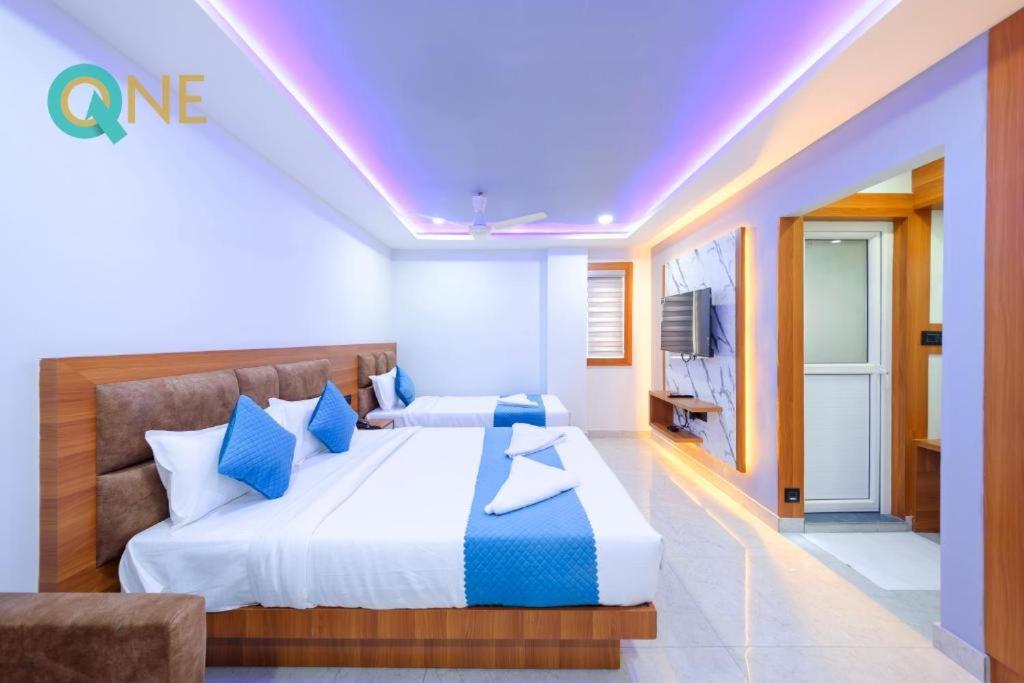 Postel nebo postele na pokoji v ubytování Glitz Hotels Q One - Nr Ernakulam Junction