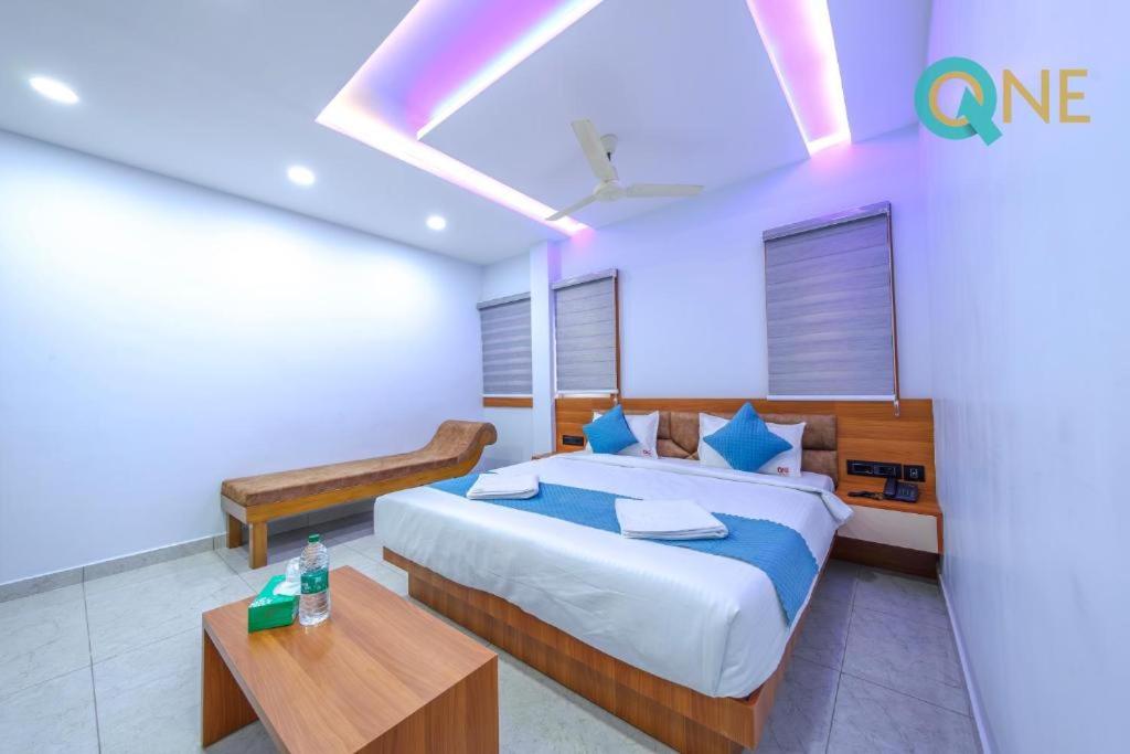 Postel nebo postele na pokoji v ubytování Glitz Hotels Q One - Nr Ernakulam Junction