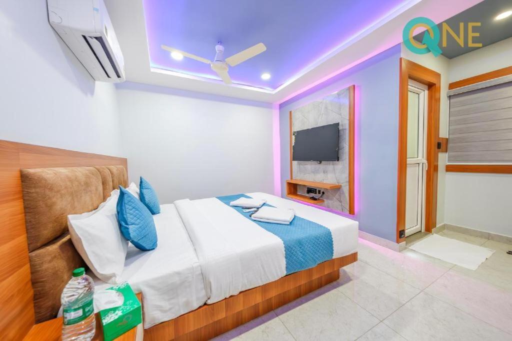 Postel nebo postele na pokoji v ubytování Glitz Hotels Q One - Nr Ernakulam Junction