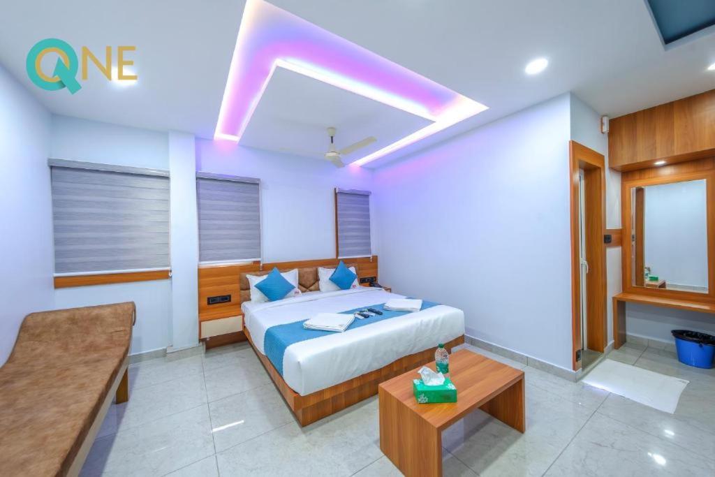 Postel nebo postele na pokoji v ubytování Glitz Hotels Q One - Nr Ernakulam Junction