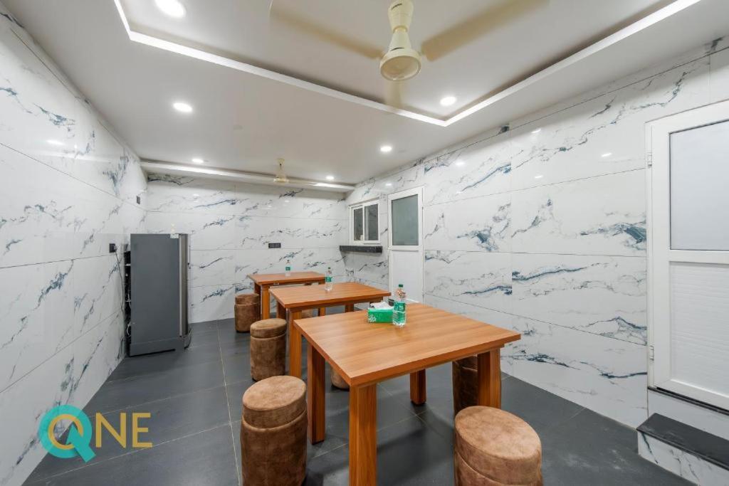 Kuchyň nebo kuchyňský kout v ubytování Glitz Hotels Q One - Nr Ernakulam Junction