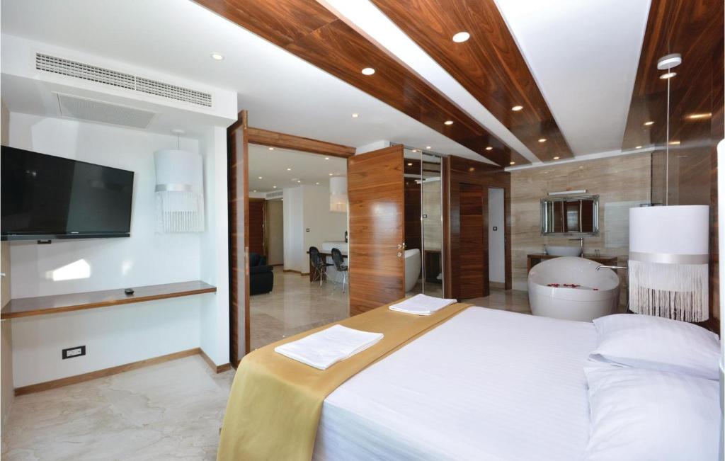 Posteľ alebo postele v izbe v ubytovaní Eight-Bedroom Holiday Home In Podstrana