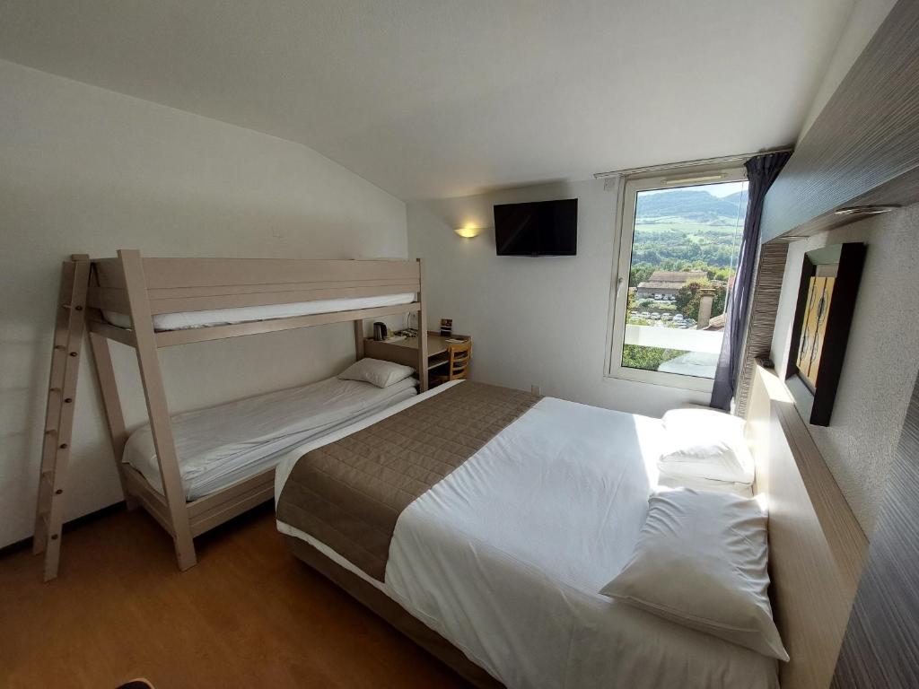 Postel nebo postele na pokoji v ubytování Cévenol Hôtel
