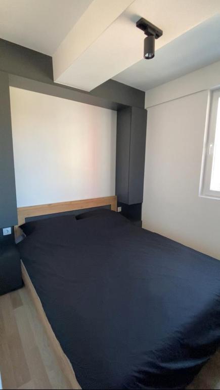 una camera da letto con un letto nero in una stanza di Solution for your needs! a Skopje