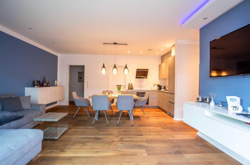 TV a/nebo společenská místnost v ubytování Inselsuite - moderne Ferienwohnung am Malchower See