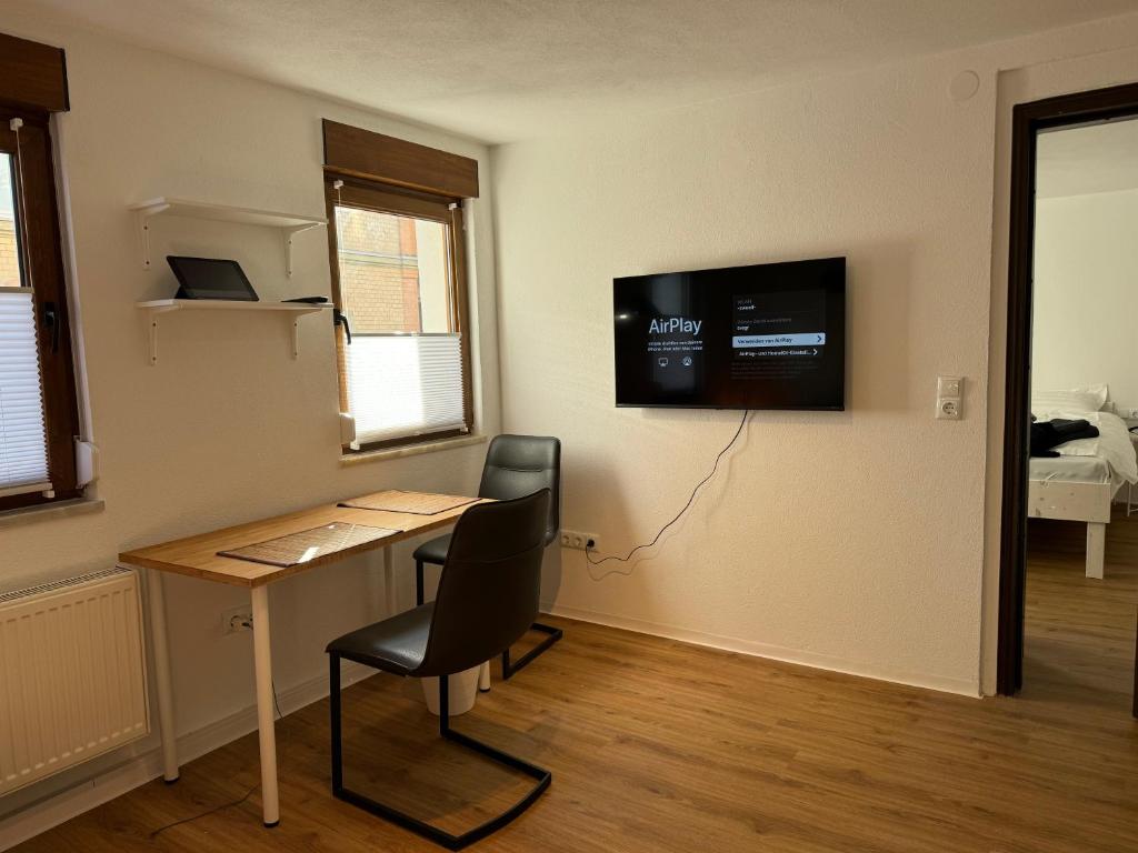 TV a/nebo společenská místnost v ubytování 2 Zimmer Apartment mit kostenlosem Parkplatz