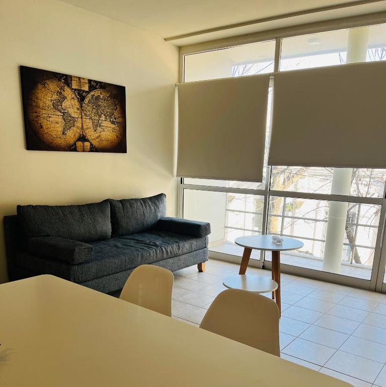 una sala de estar con un sofá y una mesa en JUMALETO - Martina, en San Pedro