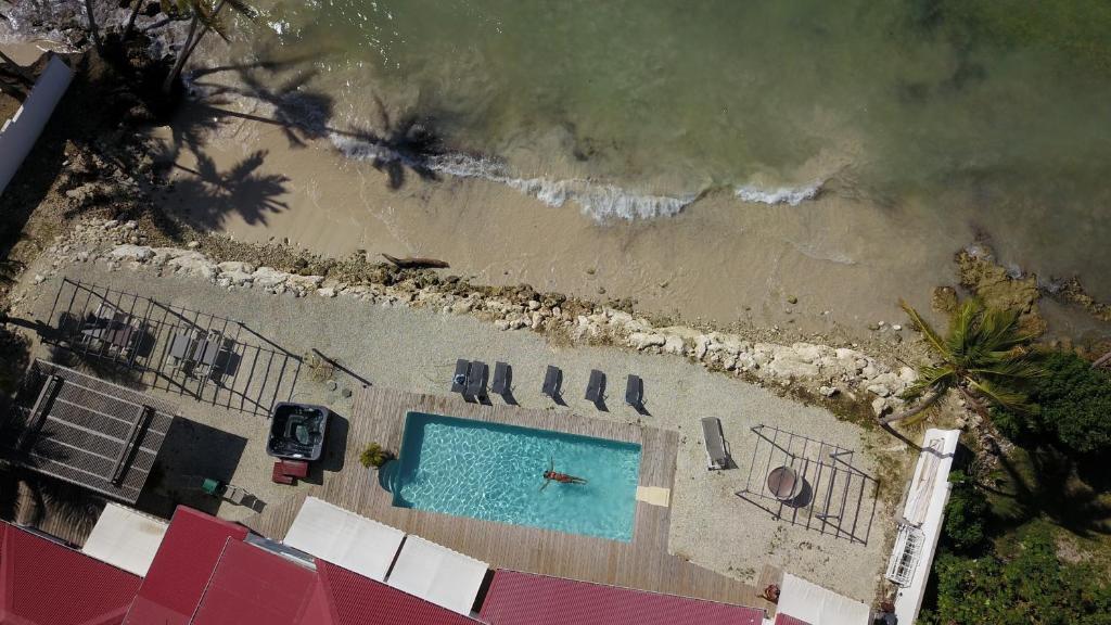 Bazén v ubytování Coco Beach Marie-Galante nebo v jeho okolí