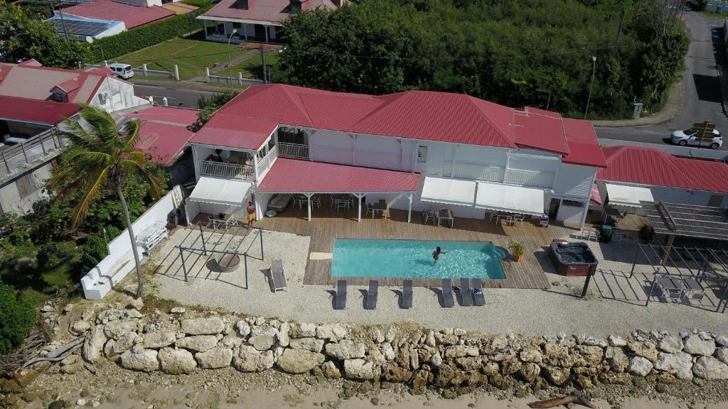 Bazén v ubytování Coco Beach Marie-Galante nebo v jeho okolí