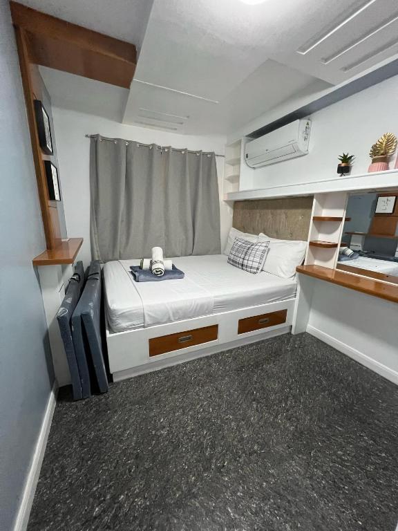 Postel nebo postele na pokoji v ubytování One Oasis Davao Condo 2BR Behind SM Mall with WIFI & Pool