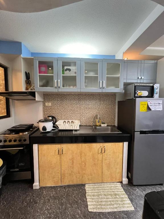 Kuchyň nebo kuchyňský kout v ubytování One Oasis Davao Condo 2BR Behind SM Mall with WIFI & Pool