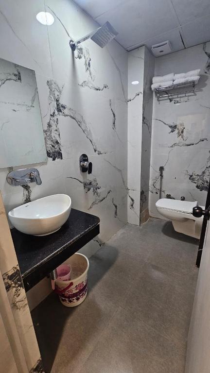 un baño con lavabo y espejo en Dashrath Inn near Ramjanmbhoomi, en Ayodhya
