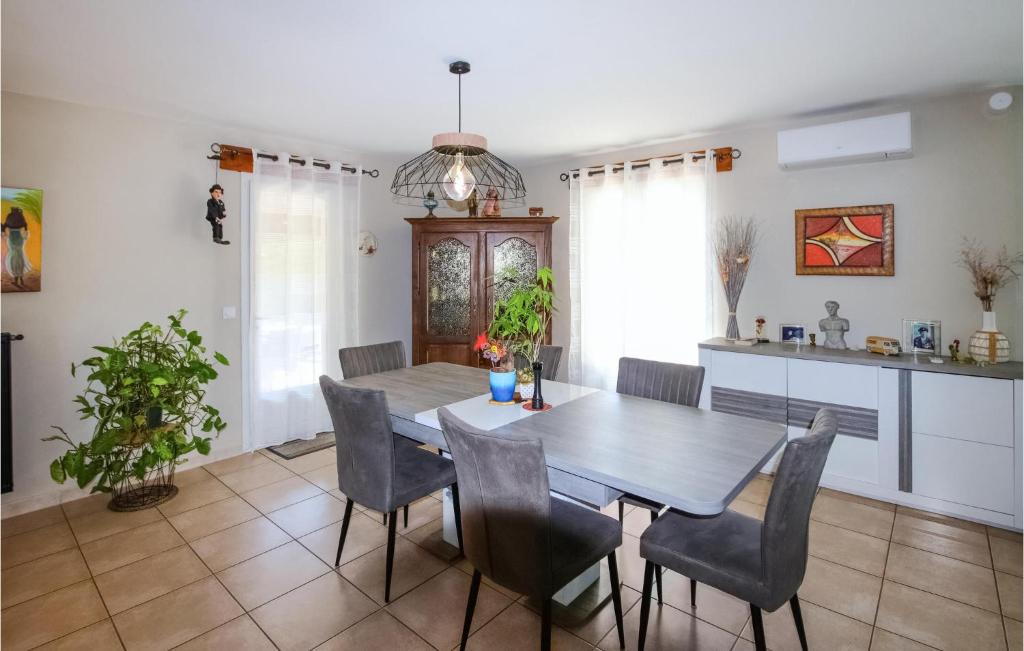 3 Bedroom Beautiful Home In Montélimar - Maison De Vacances De Trois Chambres