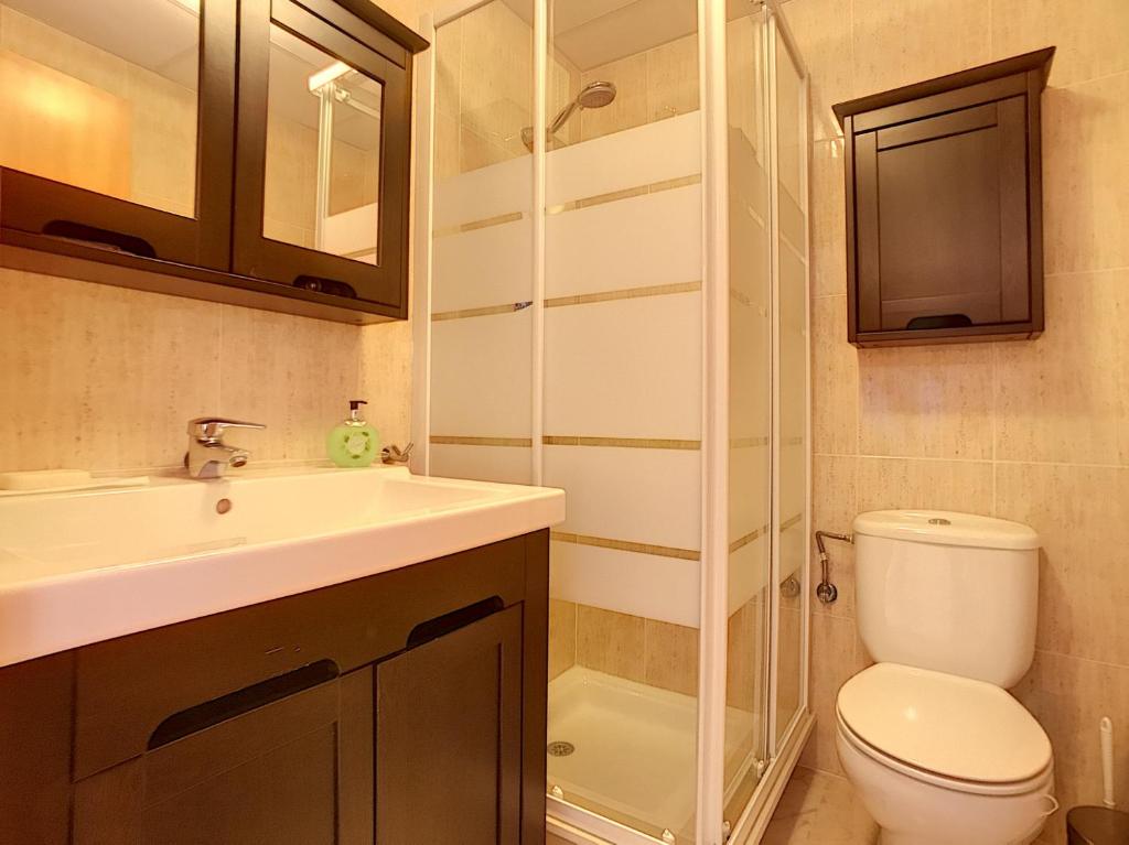 Kúpeľňa v ubytovaní 2239-Lovely 2 bedrooms with pool and paddle court