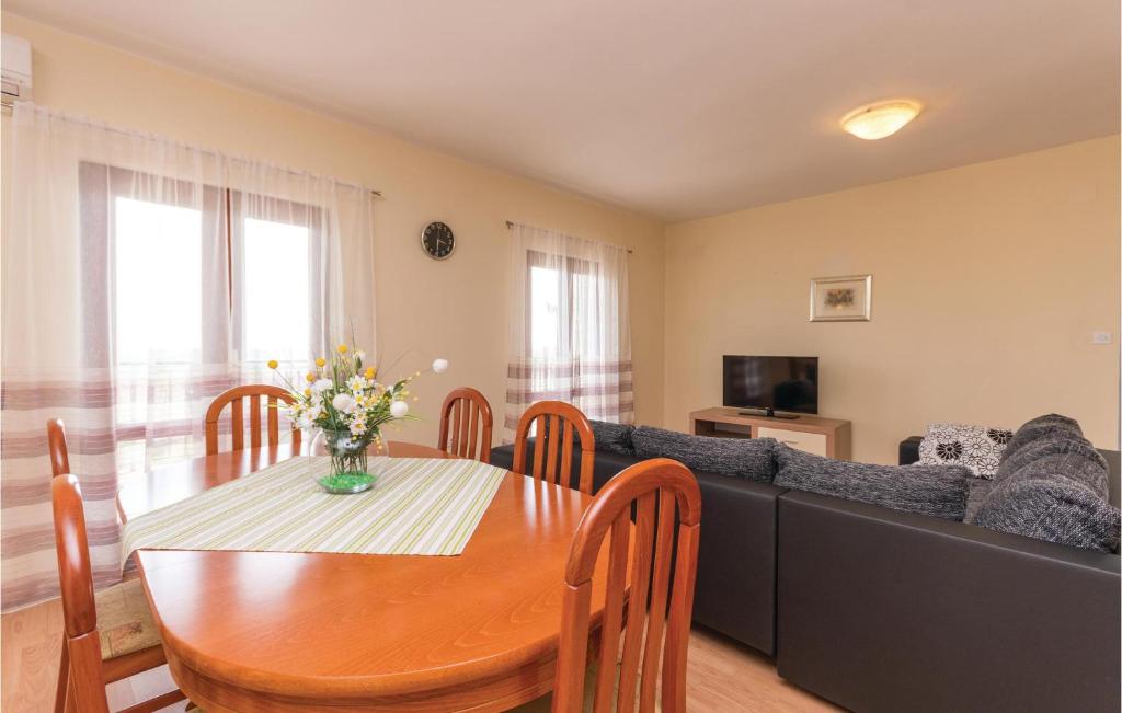 Televízia a/alebo spoločenská miestnosť v ubytovaní Four-Bedroom Holiday Home In Lisicic