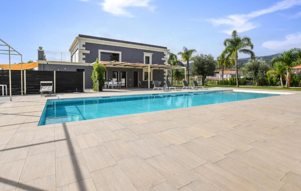 Kolam renang di atau dekat dengan Stunning Home In Mascali