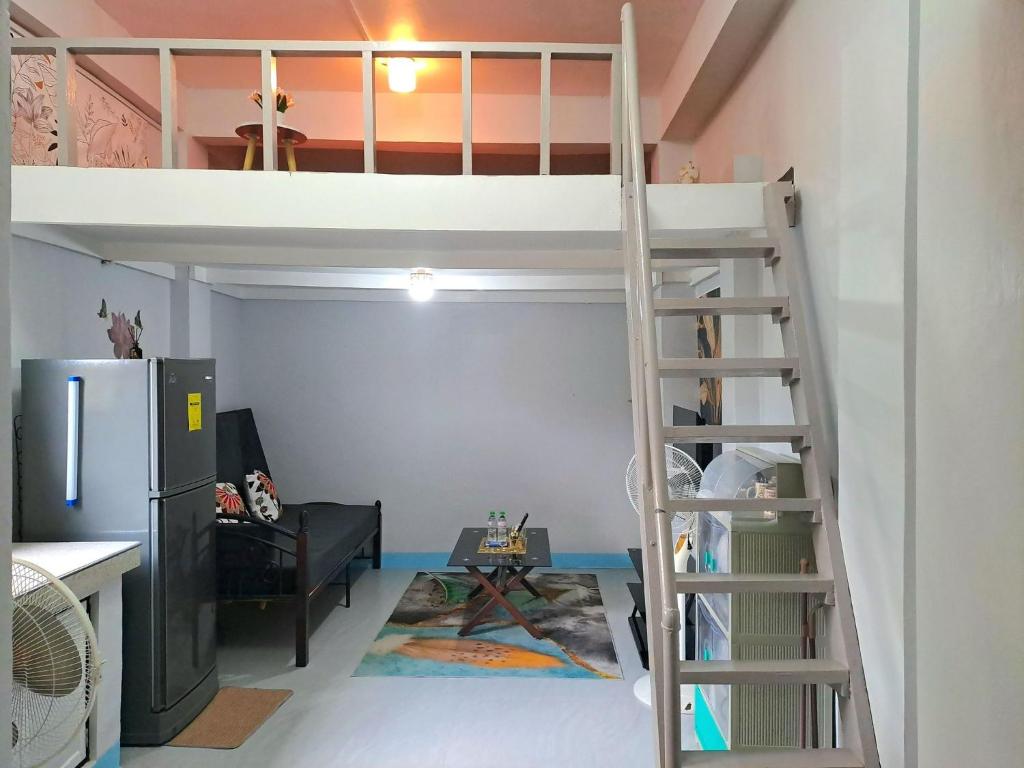 Palanda nebo palandy na pokoji v ubytování Go-Vitug Apartell, 2-8 pax, AC, Netflix, Parking