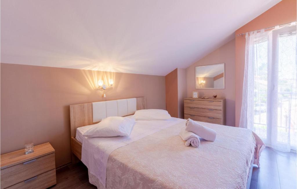 Postel nebo postele na pokoji v ubytování One-Bedroom Apartment In Prigradica