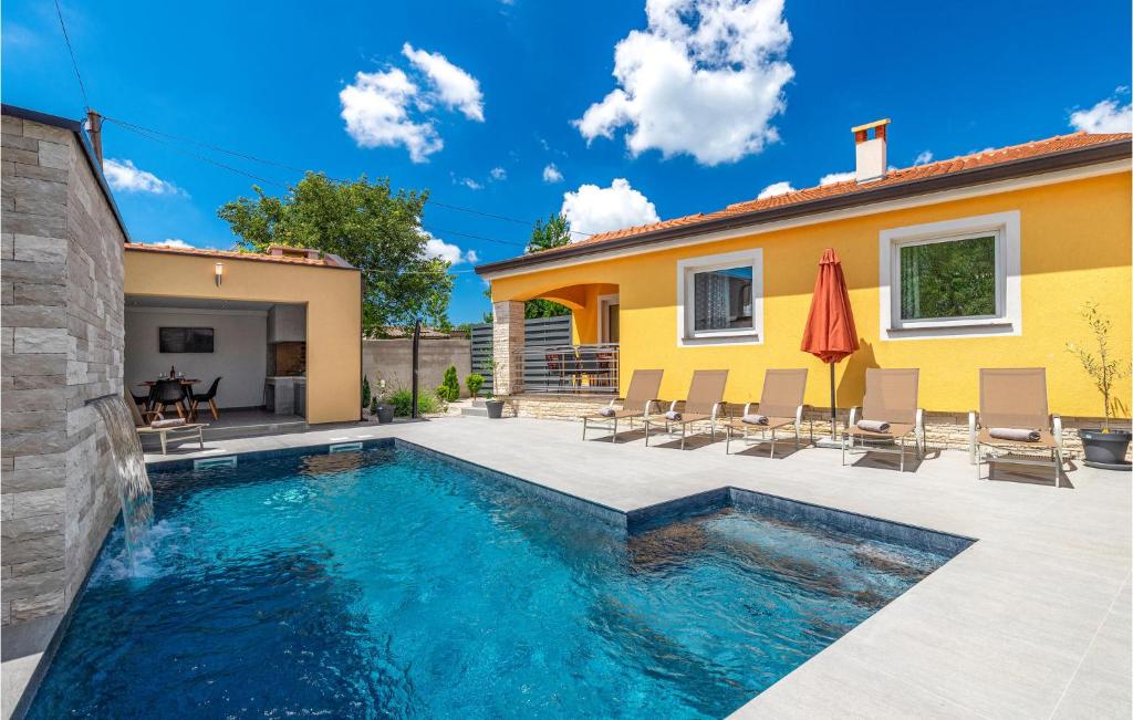 Three-Bedroom Holiday Home In Porec