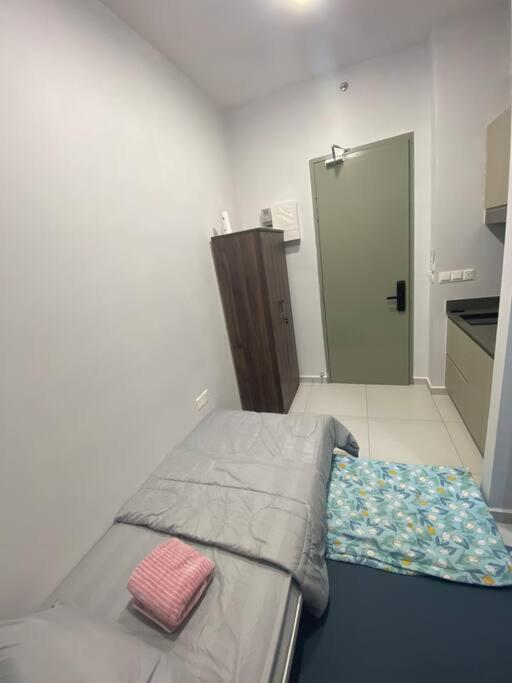 Postel nebo postele na pokoji v ubytování Mini Studio in Batu Kawan