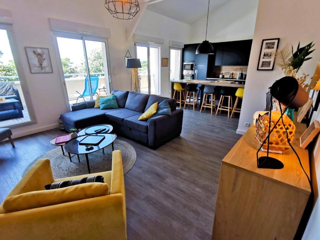 un salon avec un canapé et une table dans l'établissement Au Paradis Sablais, à Les Sables-dʼOlonne