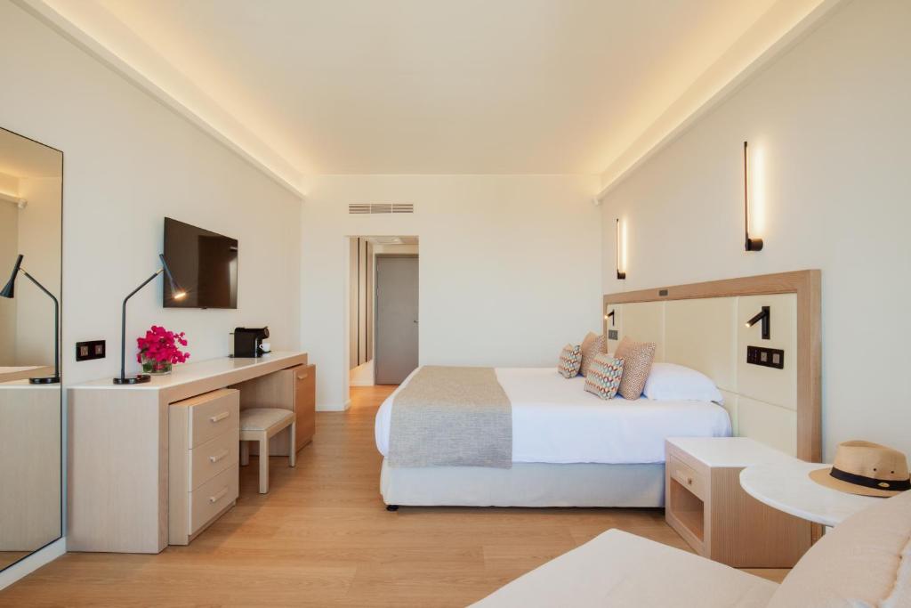 Golden Coast Beach Hotel - Vista Interior Superior