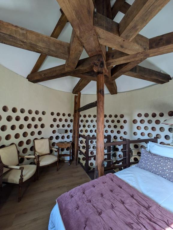 Postel nebo postele na pokoji v ubytování Manoir Saint Joseph Colombier
