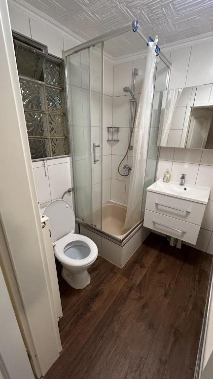 Koupelna v ubytování Helfant Luxembourg Standard Double Room 3