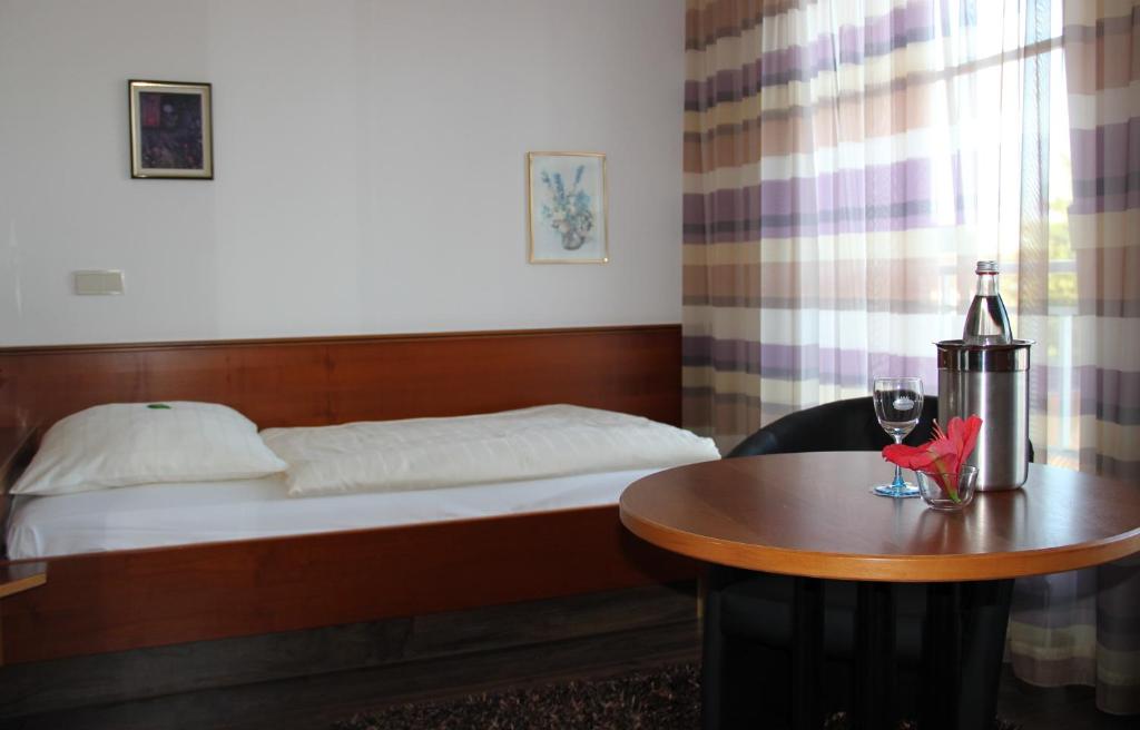 Classic Hotel Kaarst - Economy Single Room