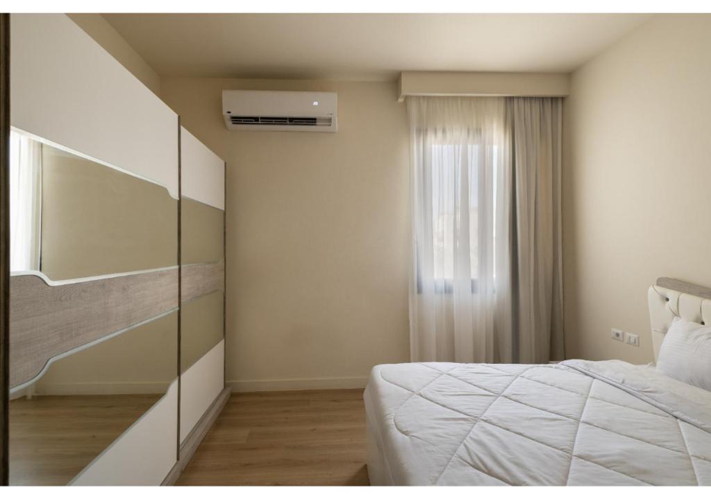 Postel nebo postele na pokoji v ubytování Apartment in Allegria Residence Compound - sheikh zayed