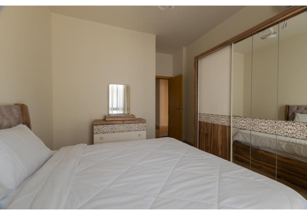 Postel nebo postele na pokoji v ubytování Apartment in Allegria Residence Compound - sheikh zayed