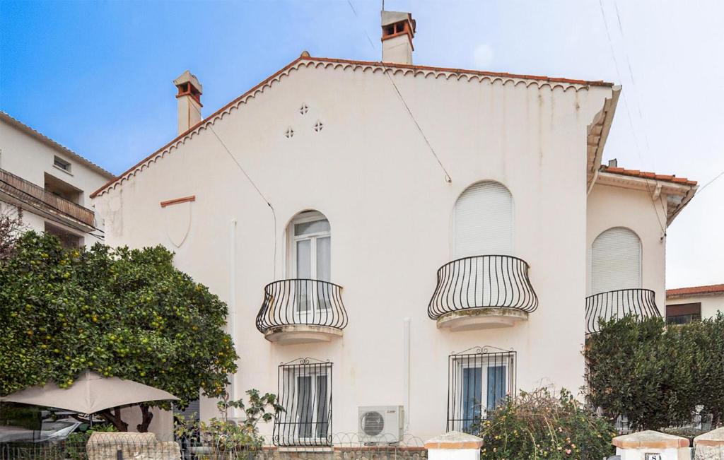 un edificio bianco con balconi di 1 Bedroom Stunning Home In Perpignan a Perpignano