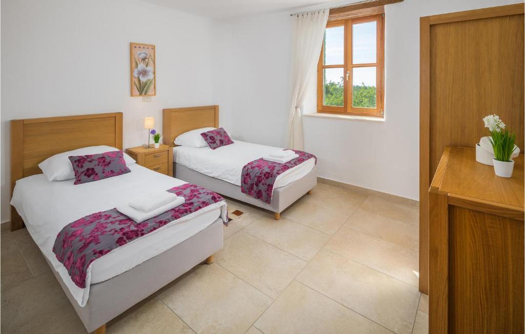 Postel nebo postele na pokoji v ubytování Holiday Home Baredine Iii