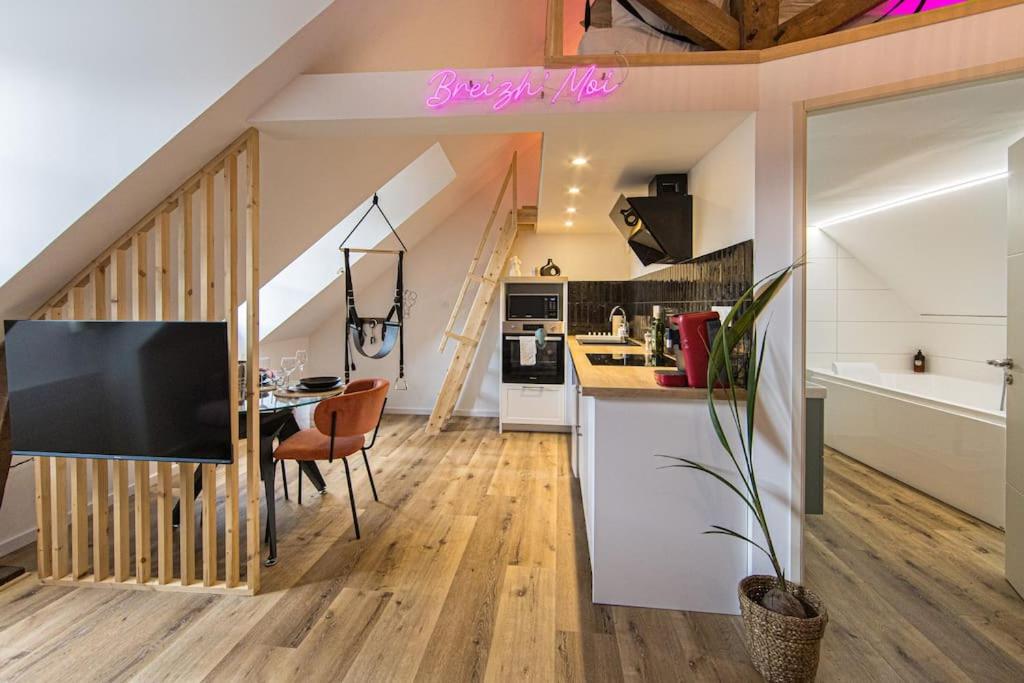 - une cuisine et une salle à manger avec un escalier dans une maison dans l'établissement La Breizh moi Balnéo Love Room, à Josselin