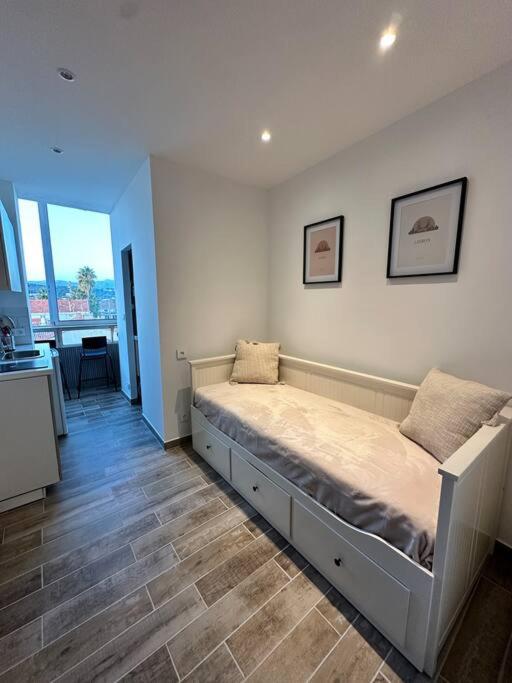 une chambre avec un lit dans le coin d'une pièce dans l'établissement La dune vue mer, à La Seyne-sur-Mer