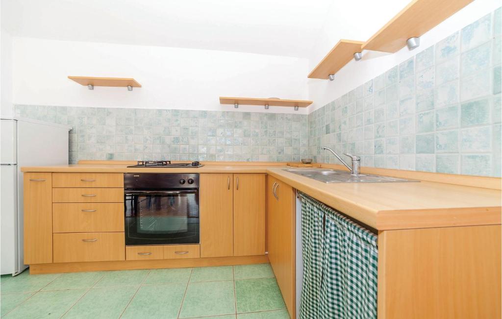 Kuchyňa alebo kuchynka v ubytovaní 7 Bedroom Pet Friendly Home In Crni Kal