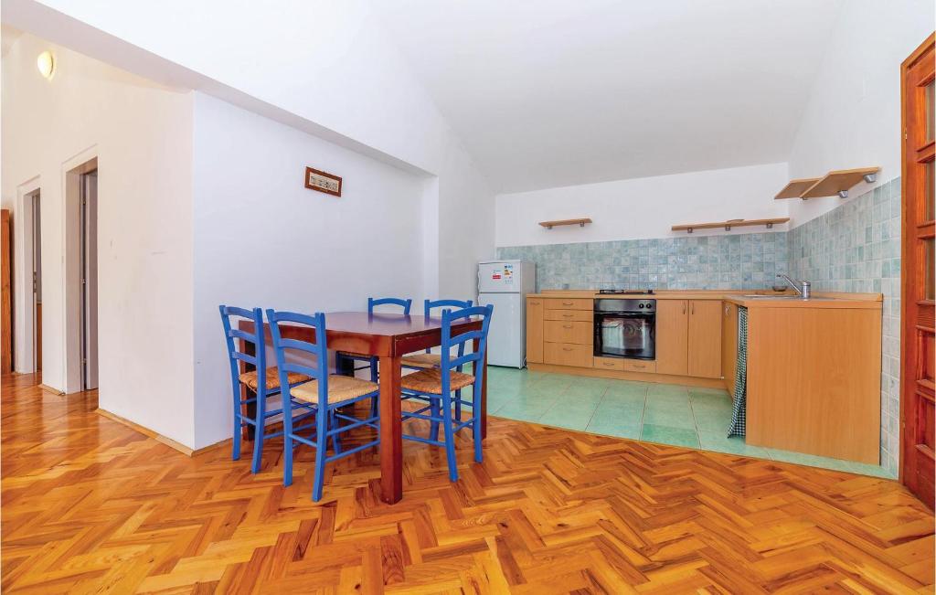 Kuchyňa alebo kuchynka v ubytovaní 7 Bedroom Pet Friendly Home In Crni Kal