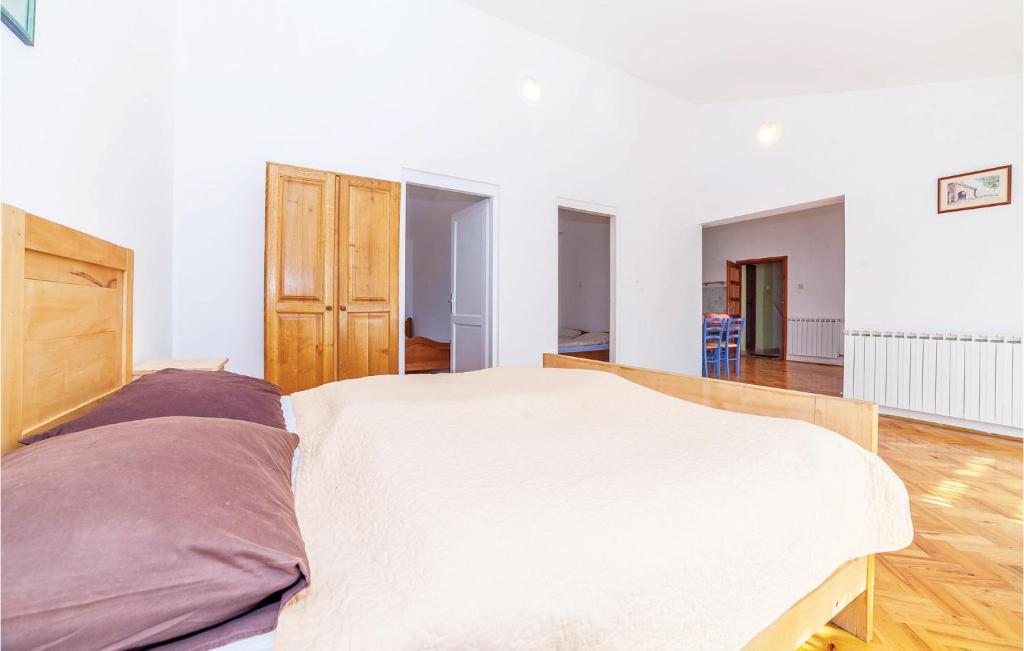 Posteľ alebo postele v izbe v ubytovaní 7 Bedroom Pet Friendly Home In Crni Kal
