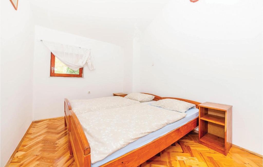Posteľ alebo postele v izbe v ubytovaní 7 Bedroom Pet Friendly Home In Crni Kal