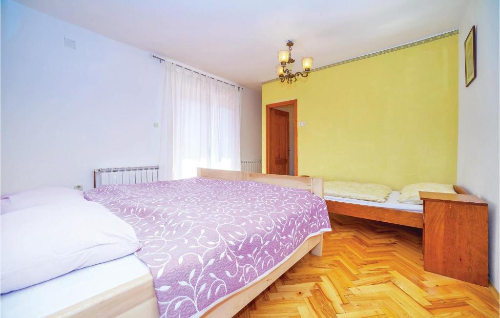 Posteľ alebo postele v izbe v ubytovaní 7 Bedroom Pet Friendly Home In Crni Kal