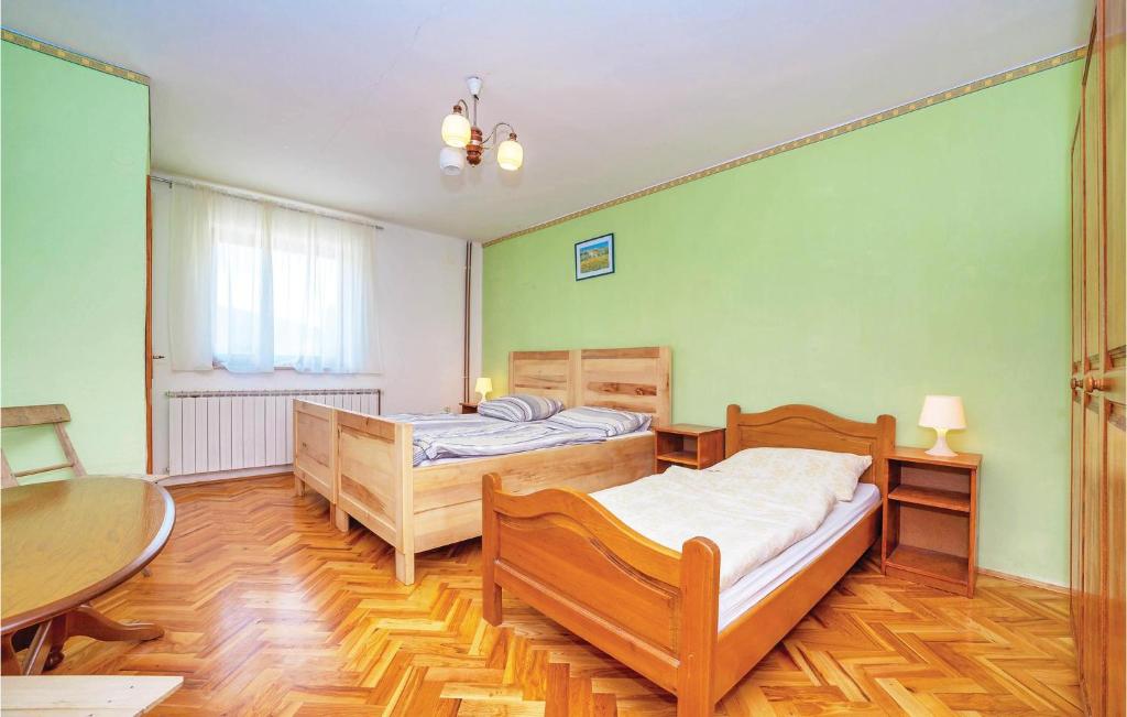 Posteľ alebo postele v izbe v ubytovaní 7 Bedroom Pet Friendly Home In Crni Kal